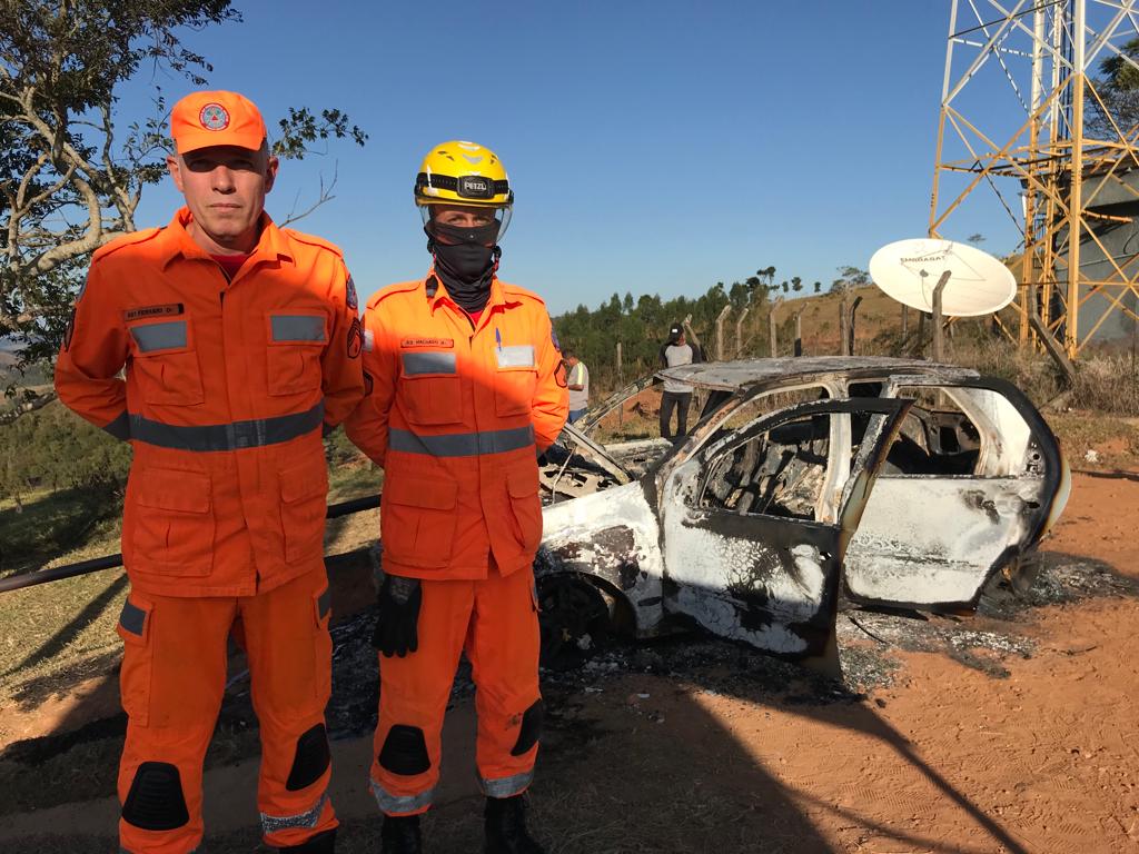 Corpo carbonizado é encontrado dentro de carro queimado no Morro do Cruzeiro em Leopoldina