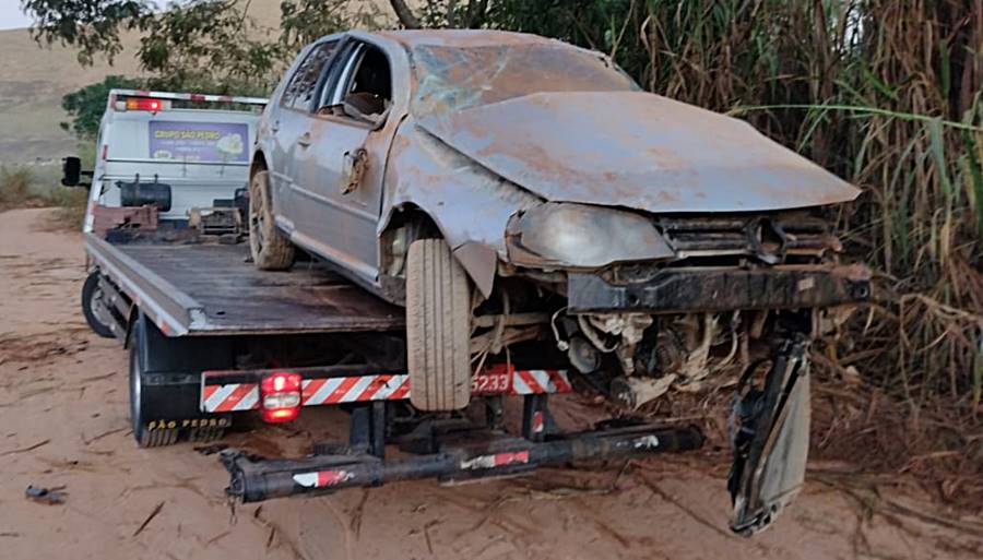 Carro sai da pista e capota na BR-116 em Leopoldina
