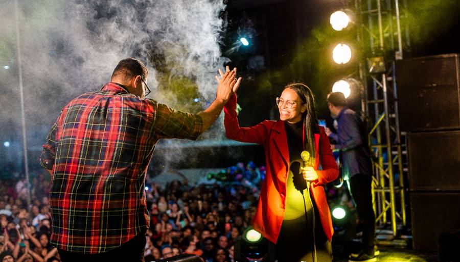 Josiane Lobo, de Recreio, participa de evento em Cataguases e canta com Anderson Freire