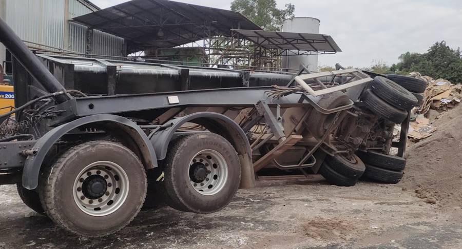 Basculante carregado com papel tomba e motorista sai ileso em Pirapetinga
