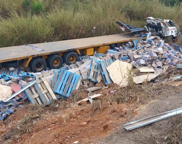 Carreta tomba e motorista fica ferido na BR-116 em Leopoldina