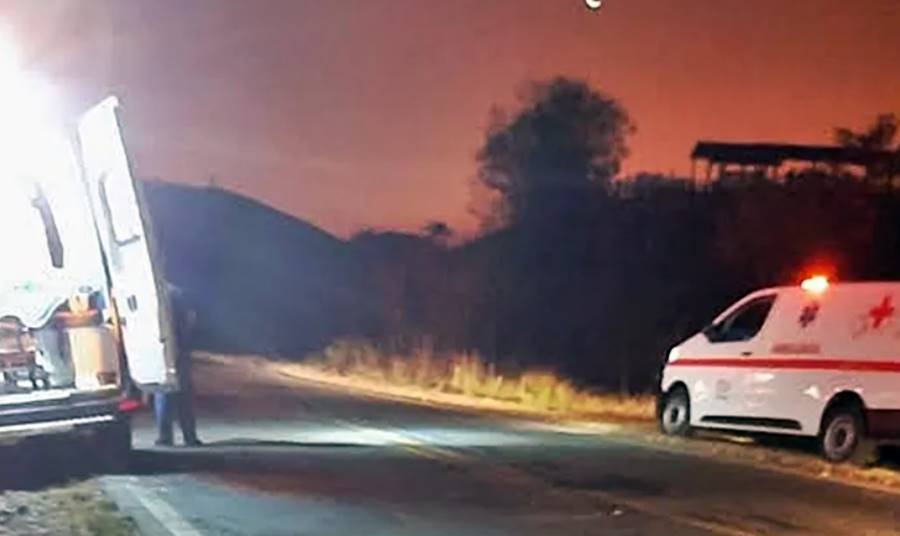 Carro cai em ribanceira na BR-267 em Bicas e deixa cinco feridos