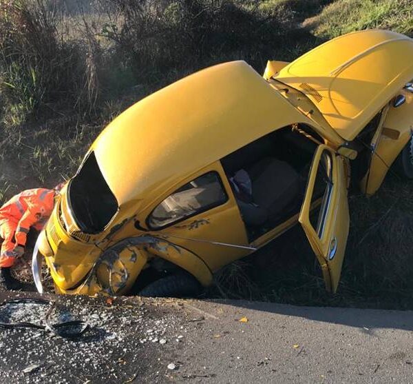 Acidente próximo ao trevo do Alto do Cemitério em Leopoldina deixa dois feridos