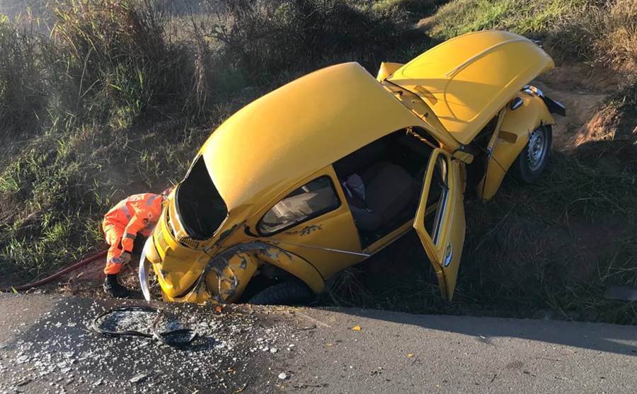 Acidente próximo ao trevo do Alto do Cemitério em Leopoldina deixa dois feridos
