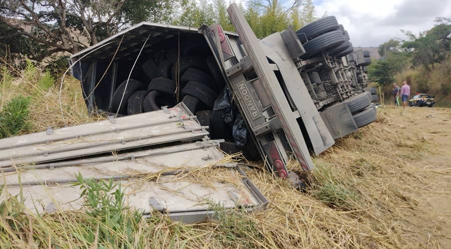 Carreta carregada com pneus tomba na BR-116 em Leopoldina