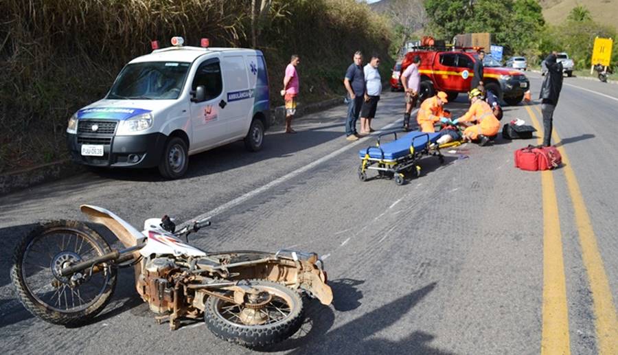 Motociclista fica ferido após colisão lateral contra carreta em Muriaé