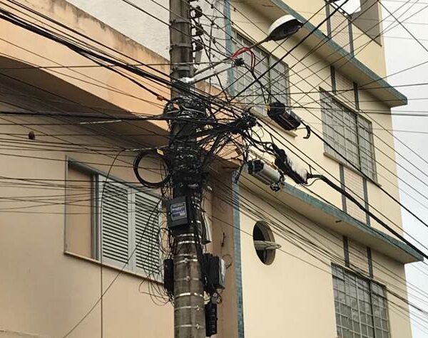 Câmara aprova projeto para regularização de fios inutilizados em postes de Leopoldina