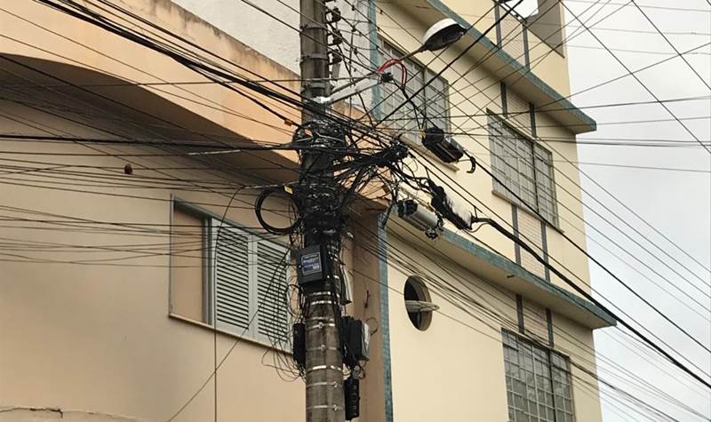 Câmara aprova projeto para regularização de fios inutilizados em postes de Leopoldina
