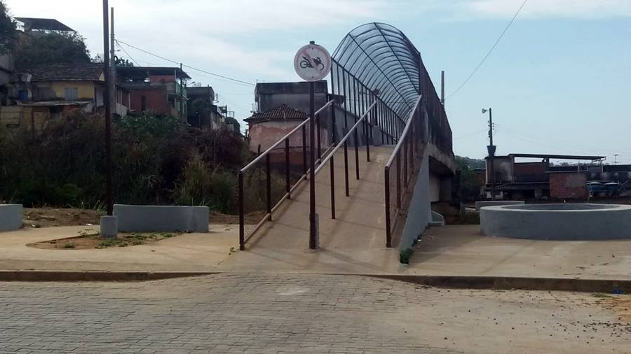 Polícia Militar fiscaliza passagem de motos em passarela de Leopoldina