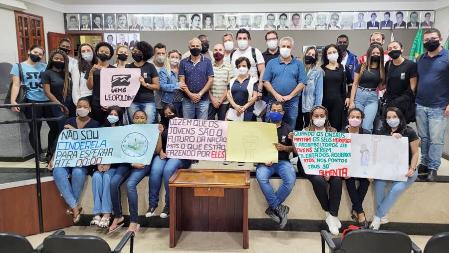 Moradores e estudantes reclamam do transporte coletivo de passageiros em Leopoldina