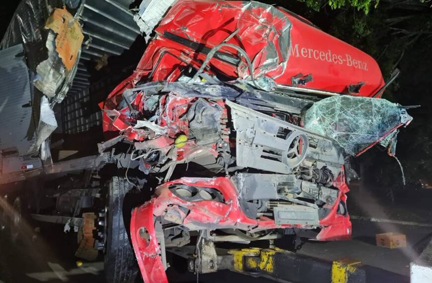 Motoristas saem ilesos após batida entre caminhão e carreta em Além Paraíba