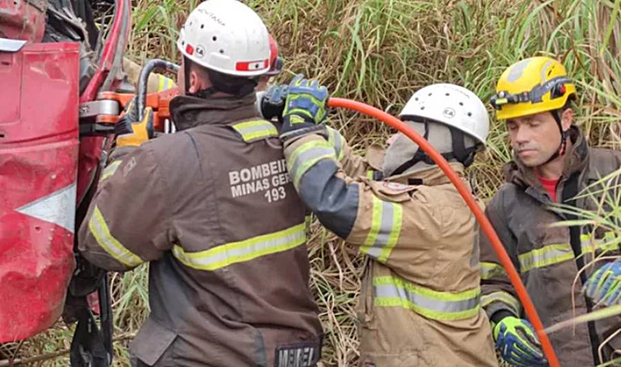 Caminhoneiro morre após veículo capotar na BR-116 em Muriaé