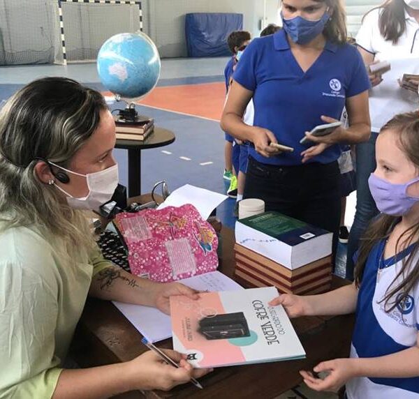 Colégio Imaculada Conceição em Leopoldina recebe autora do livro ‘O Segredo do Cofre Verde’