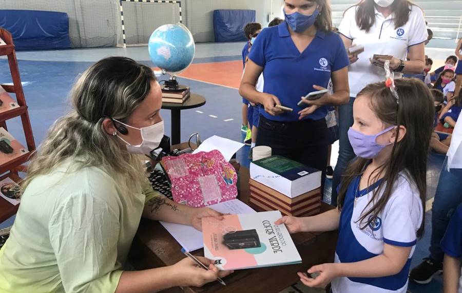 Colégio Imaculada Conceição em Leopoldina recebe autora do livro ‘O Segredo do Cofre Verde’