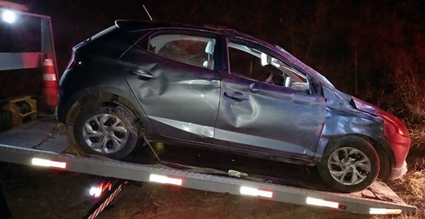 Carro furtado em Leopoldina capota na BR-120 próximo a Cataguases