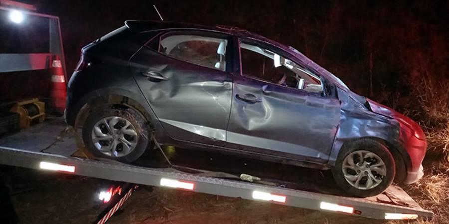 Carro furtado em Leopoldina capota na BR-120 próximo a Cataguases
