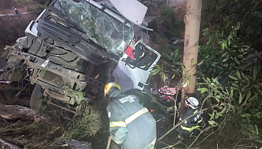 Carreta tomba e motorista fica preso às ferragens na BR-267 entre Bicas e Guarará