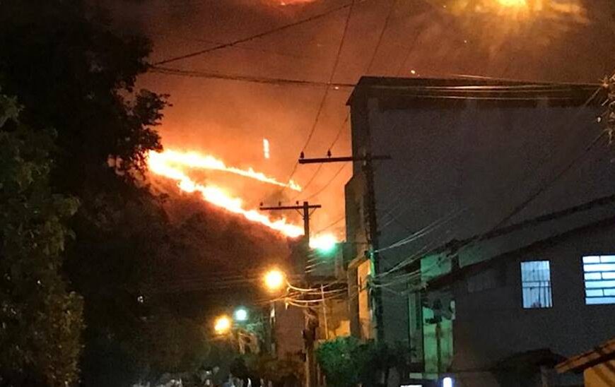 Incêndio florestal em Leopoldina atinge novamente região do Morro do Cruzeiro