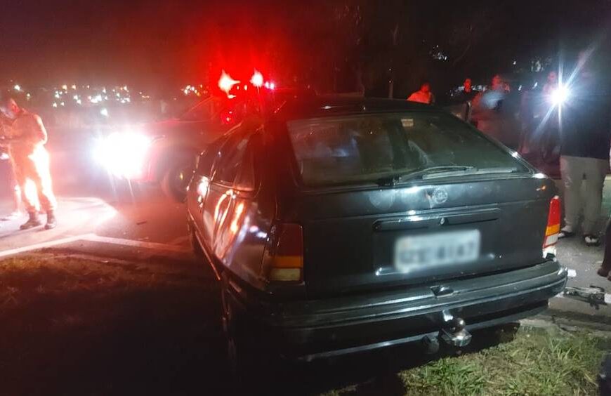 Capotamento no trevo de Leopoldina deixa duas pessoas feridas