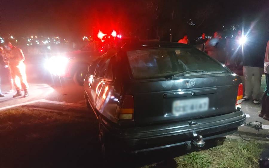 Capotamento no trevo de Leopoldina deixa duas pessoas feridas