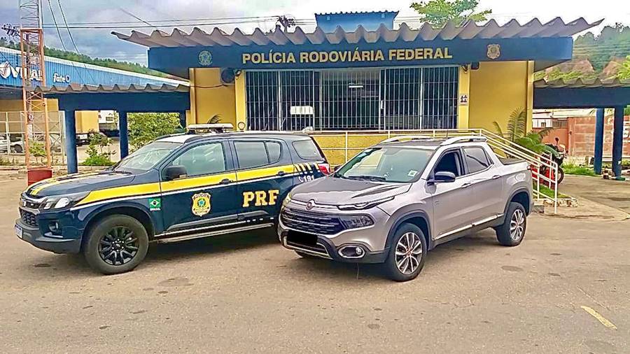 Caminhonete roubada é apreendida pela PRF e casal é detido em Muriaé