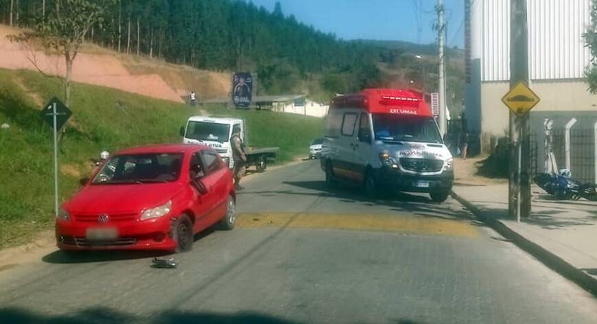 Motociclista foge de abordagem da PM em Leopoldina e colide contra carro