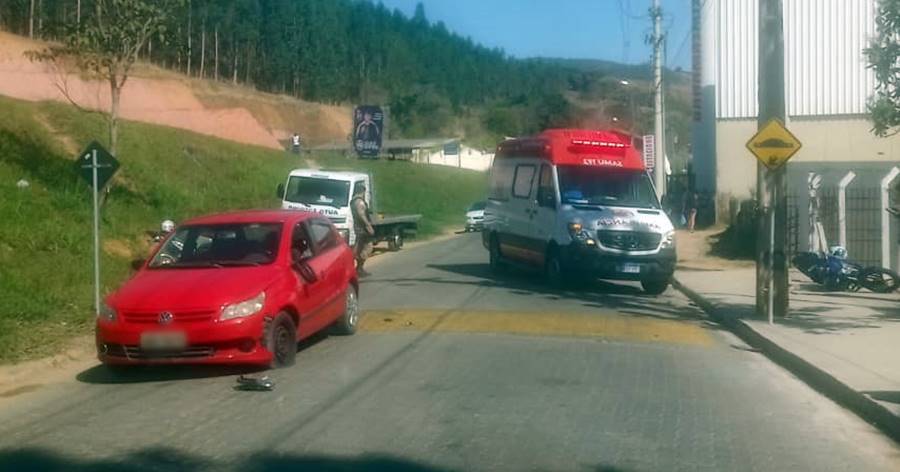 Motociclista foge de abordagem da PM em Leopoldina e colide contra carro