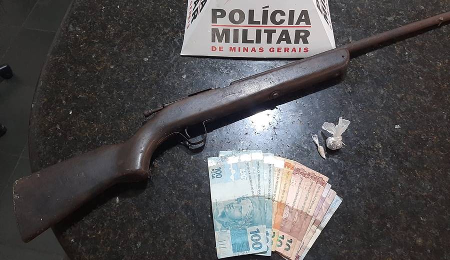 PM prende dois e apreende espingarda em Leopoldina