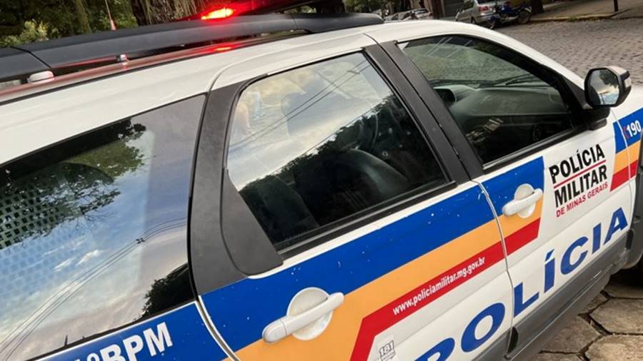 Homem furta carteira em ponto de ônibus em Leopoldina, mas deixa seu celular cair durante a fuga