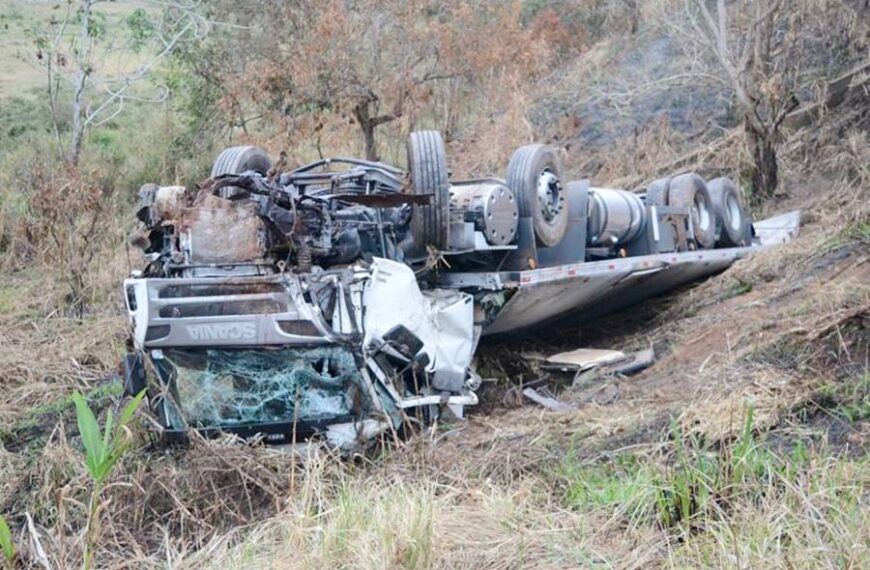 Caminhão capota e cai em ribanceira na BR-116 em Muriaé