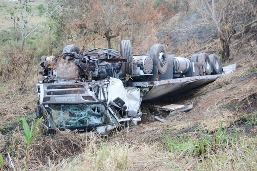 Caminhão capota e cai em ribanceira na BR-116 em Muriaé