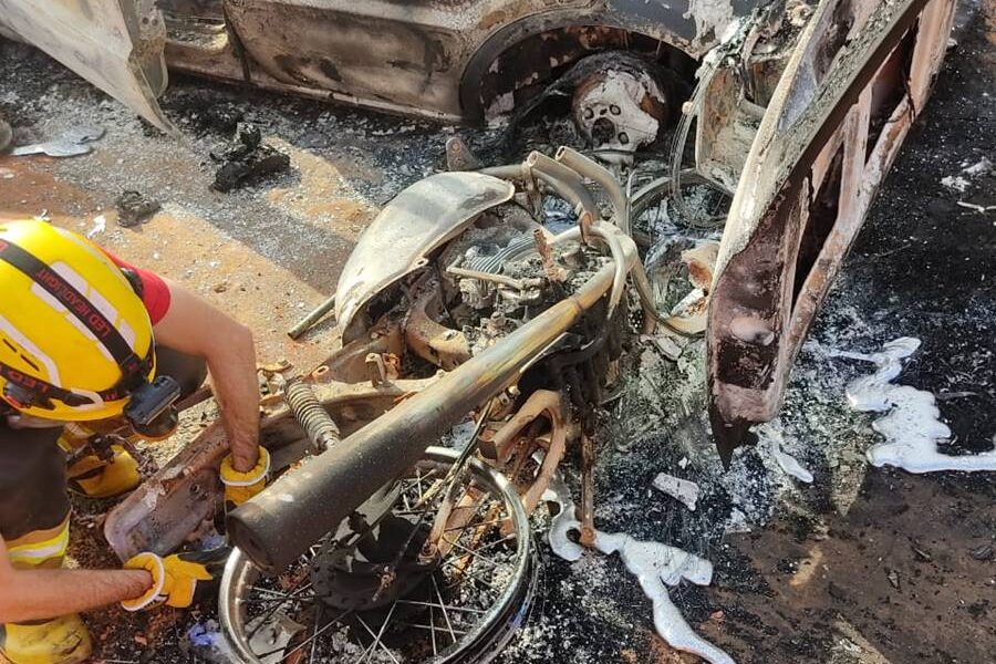 Carro e moto batem de frente e pegam fogo em distrito de Cataguases