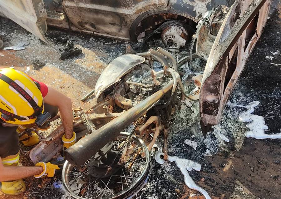 Carro e moto batem de frente e pegam fogo em distrito de Cataguases
