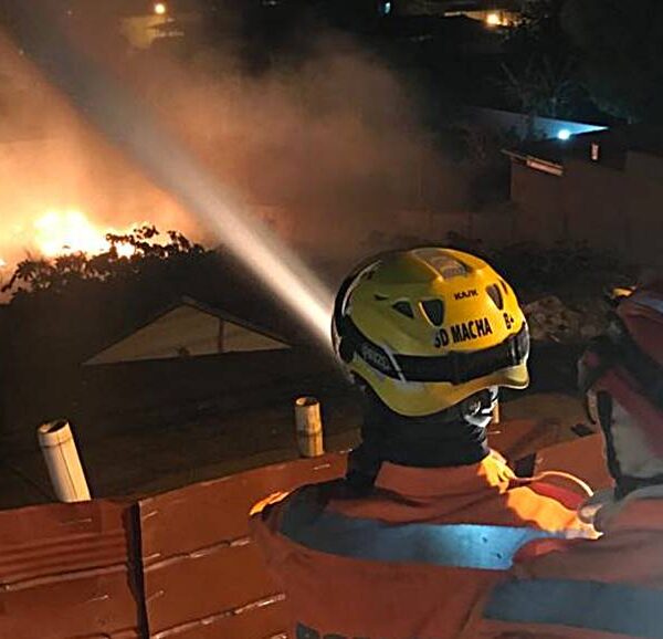 Bombeiros controlam incêndio em vegetação próximo de casas em Leopoldina