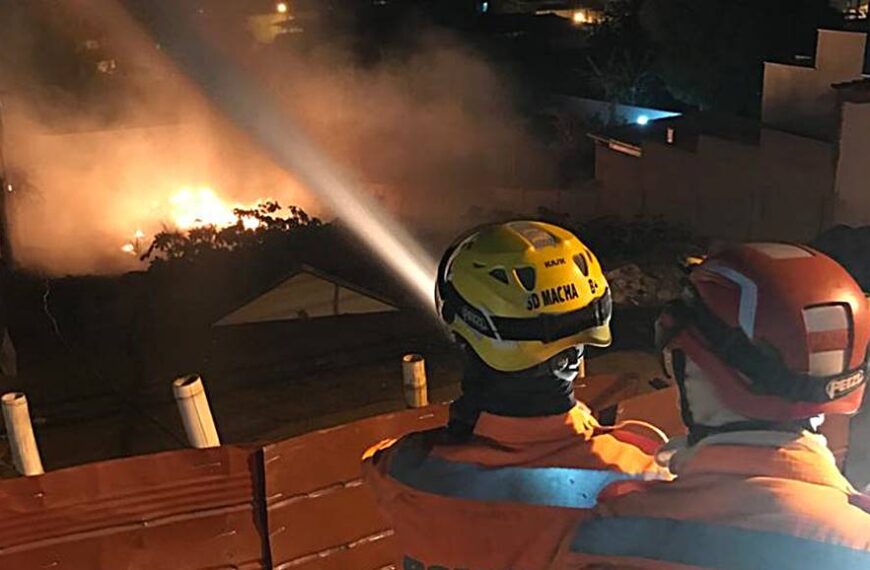 Bombeiros controlam incêndio em vegetação próximo de casas em Leopoldina