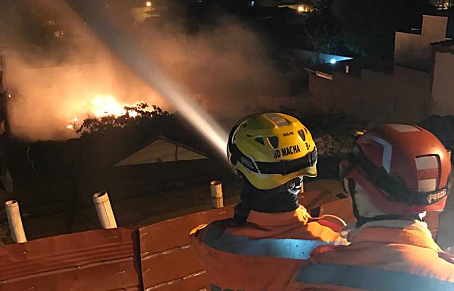 Bombeiros controlam incêndio em vegetação próximo de casas em Leopoldina