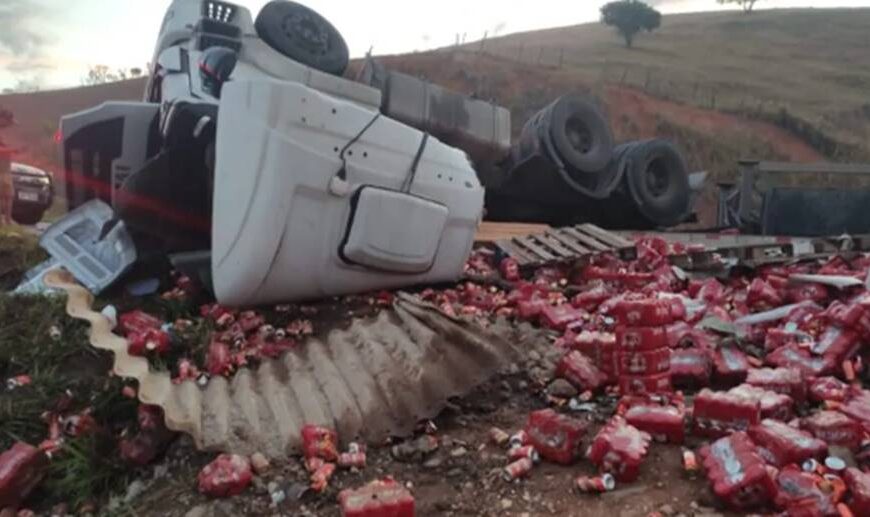 Carreta carregada com cerveja tomba na BR-116 em Muriaé