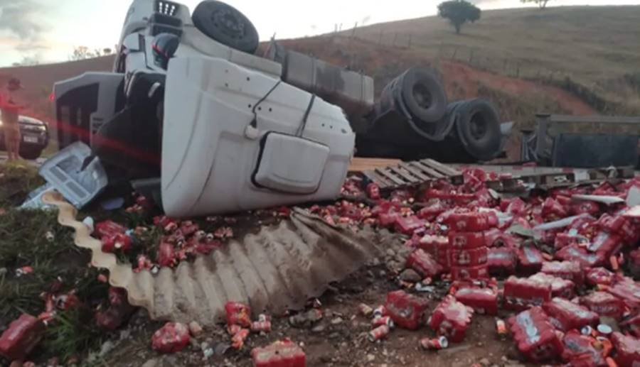 Carreta carregada com cerveja tomba na BR-116 em Muriaé