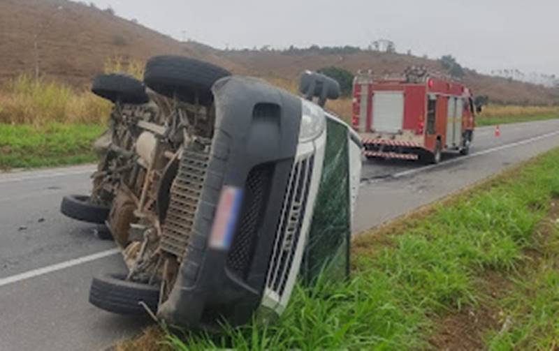 Van tomba após pneu estourar na BR-116 em Além Paraíba