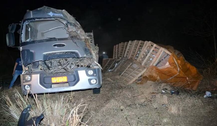 Caminhoneiro fica preso às ferragens ao capotar na MGC-265 entre Miraí e Muriaé