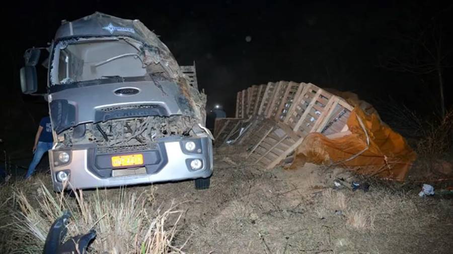 Caminhoneiro fica preso às ferragens ao capotar na MGC-265 entre Miraí e Muriaé