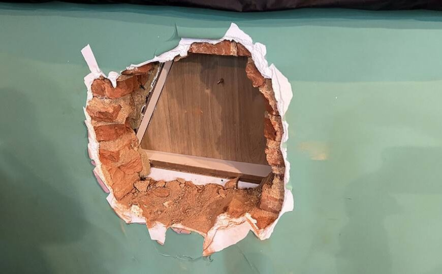 Ladrões arrombam e furtam relojoaria no centro de Cataguases