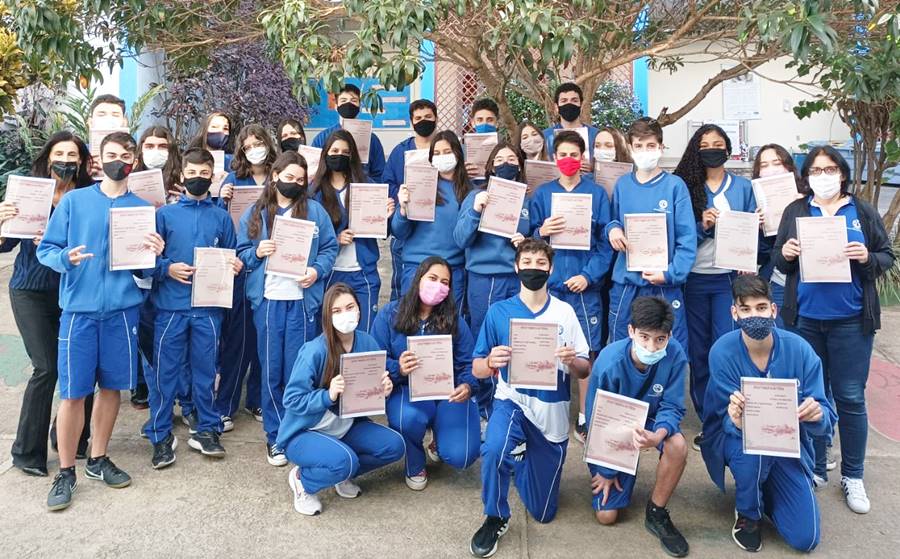 Projeto ‘Revistando a História’ do Colégio Imaculada lança revista e promove ação solidária em Leopoldina