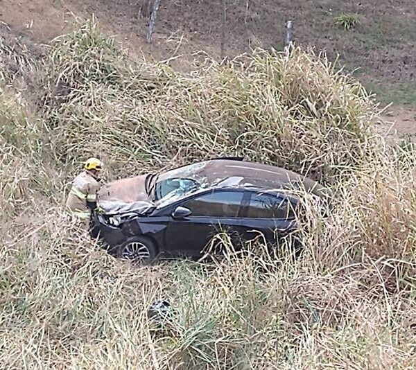 Carro cai em ribanceira de 25 metros e deixa feridos na BR-116 em Leopoldina