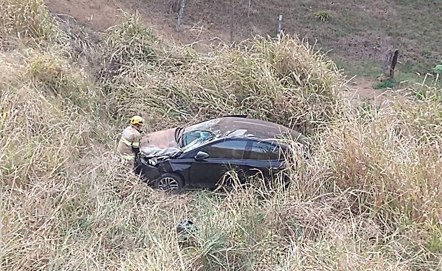 Carro cai em ribanceira de 25 metros e deixa feridos na BR-116 em Leopoldina