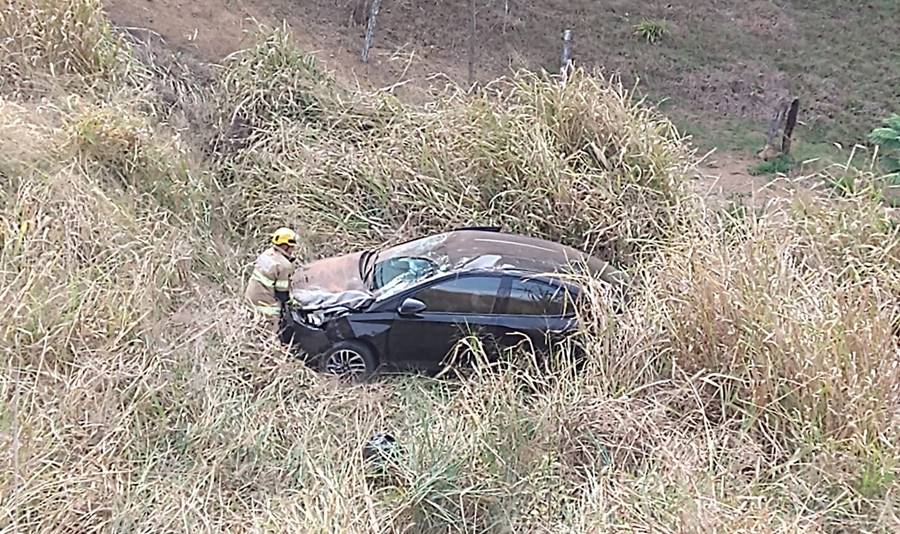 Carro cai em ribanceira de 25 metros e deixa feridos na BR-116 em Leopoldina