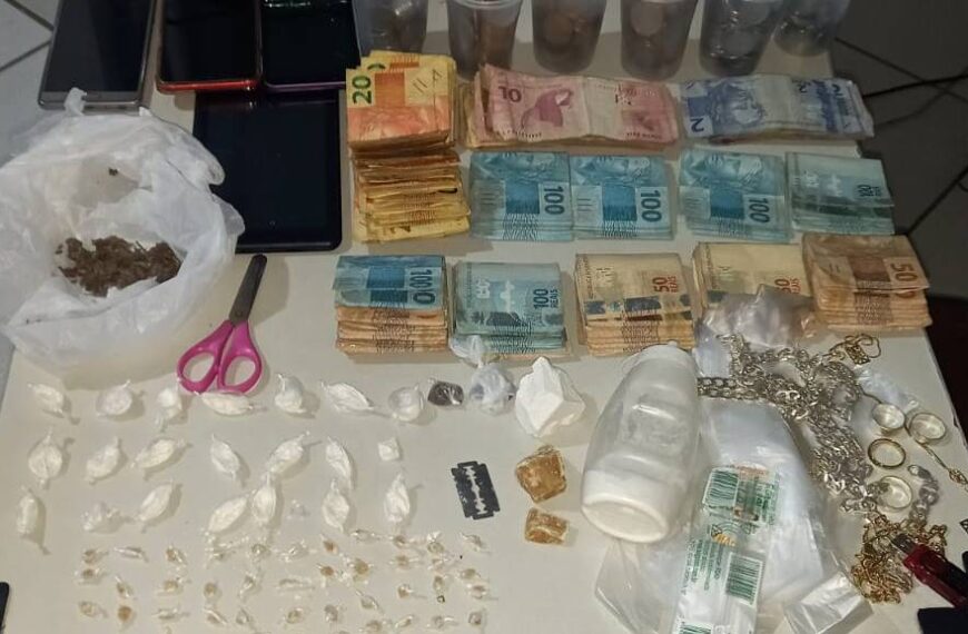 PM estoura ‘boca de fumo’ e apreende drogas e dinheiro em Laranjal