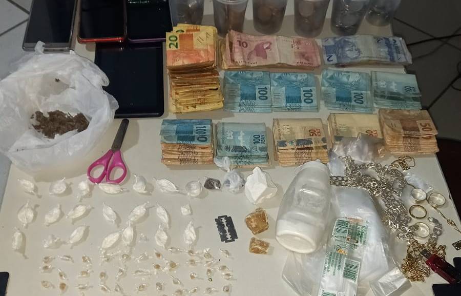 PM estoura ‘boca de fumo’ e apreende drogas e dinheiro em Laranjal