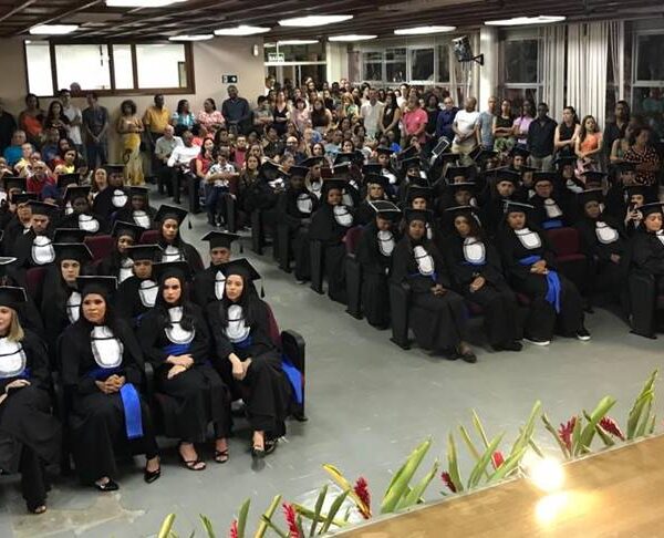 Escola Sebastião Silva Coutinho realiza cerimônia de formatura dos cursos técnicos de Administração e Logística