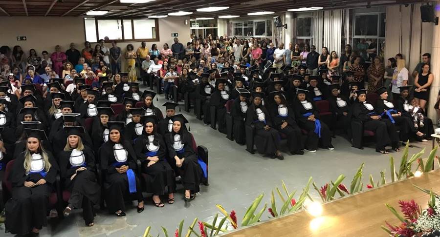 Escola Sebastião Silva Coutinho realiza cerimônia de formatura dos cursos técnicos de Administração e Logística